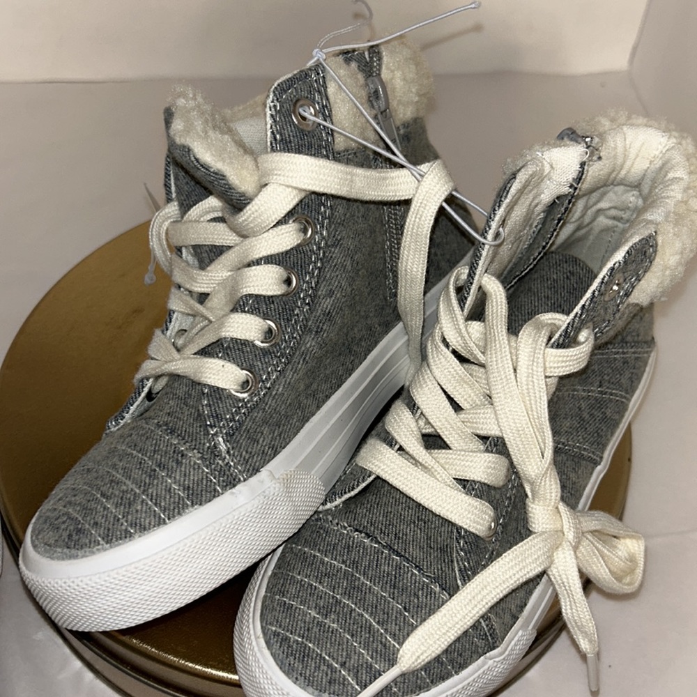 US SPORTS NWT GRAY/White kids girls size1or 2 Faux ShearlingTrim Lace-Up zipper